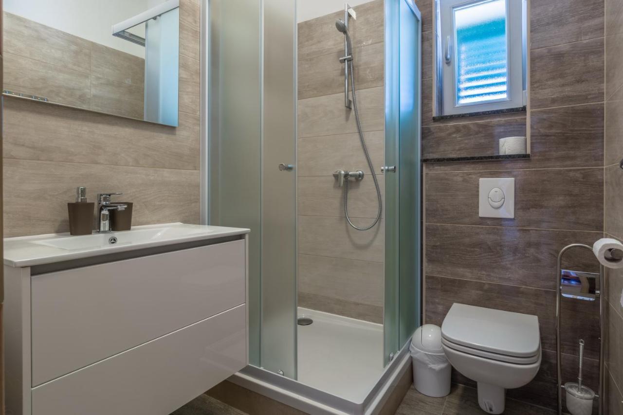 Apartments By The Sea Simuni, Pag - 18386 Kolan Exterior photo