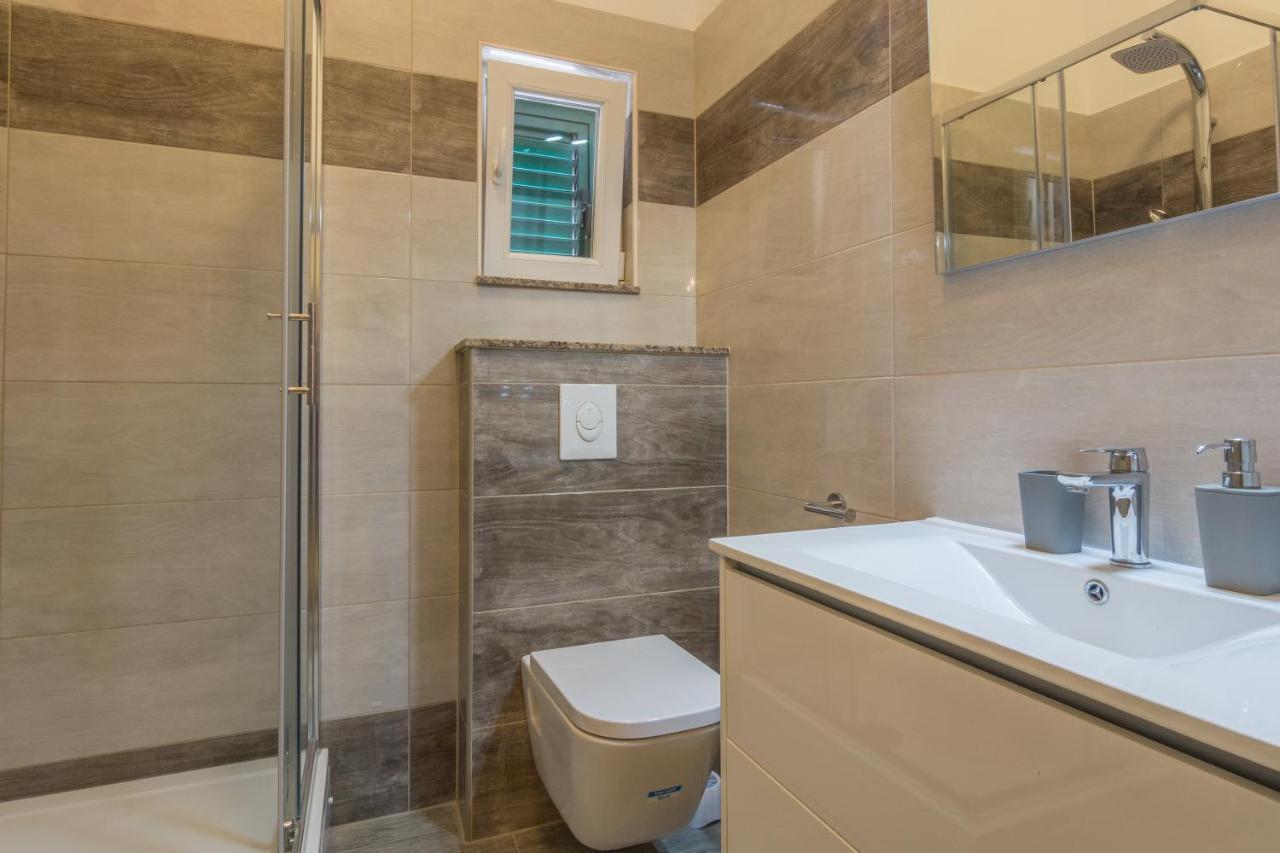 Apartments By The Sea Simuni, Pag - 18386 Kolan Exterior photo
