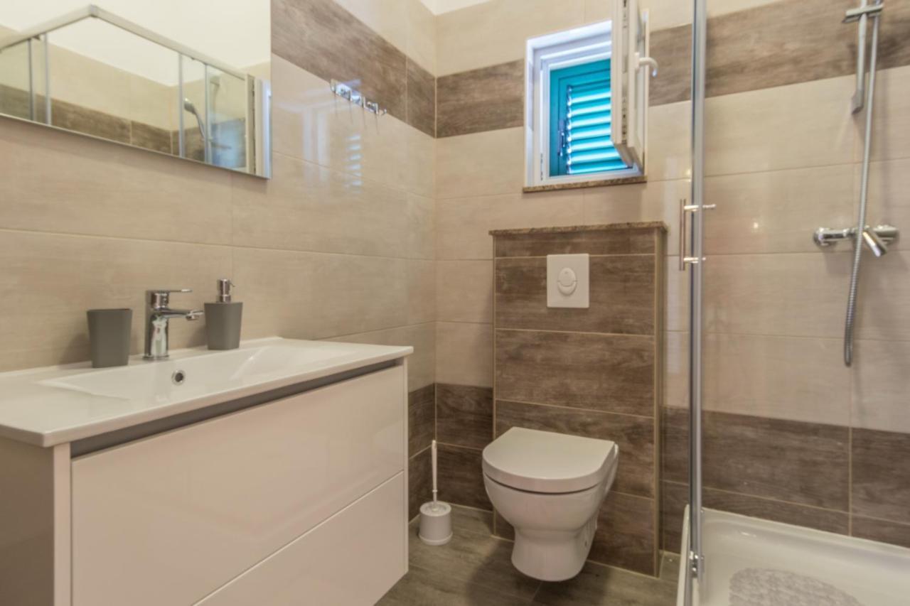 Apartments By The Sea Simuni, Pag - 18386 Kolan Exterior photo